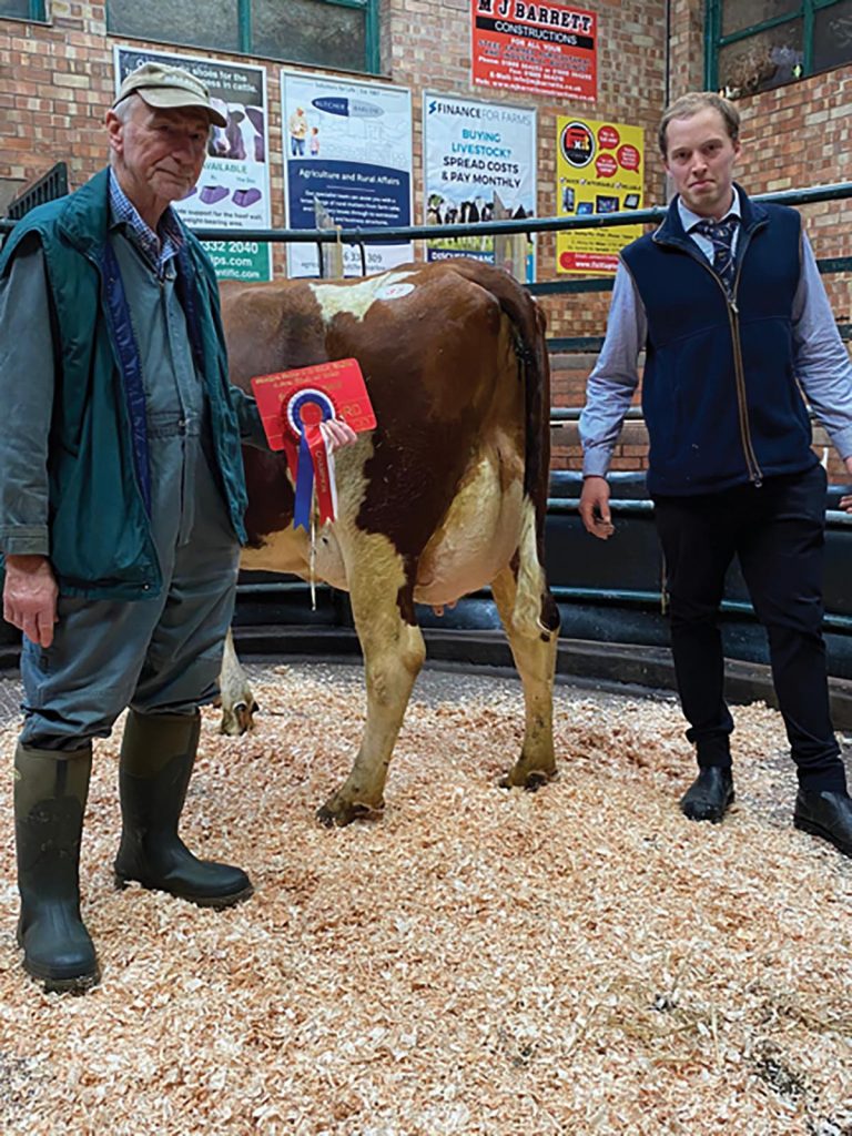 Judge Tom Malkin (R) with Champion Lot 37 from the Amber Herd